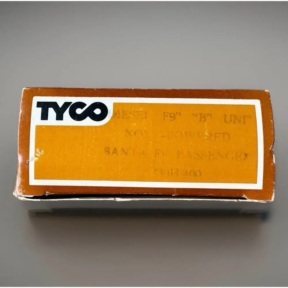 TYCO HO Scale Santa Fe Non-Powered F9B B Unit Dummy Engine #241-400 w/ Box